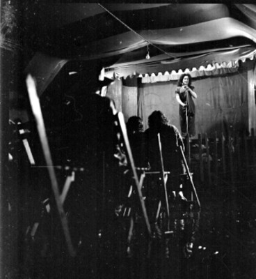 Cantante durante su actuación en la carpa Bombay