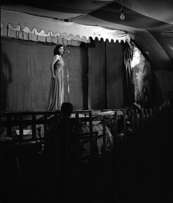 Cantante debuta en la carpa Bombay