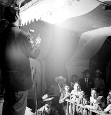 Artista durante una función en la carpa Bombay