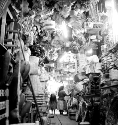 Puesto de canastas y artesanias de minbre