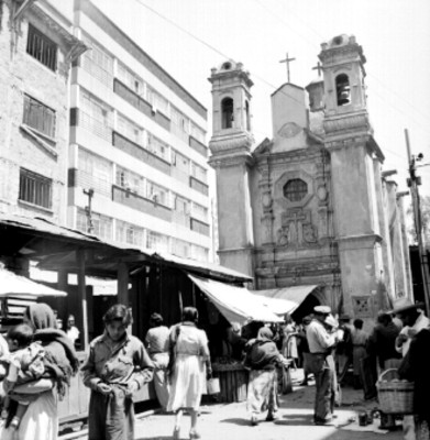 Gente compran en el tiaguis de La Merced