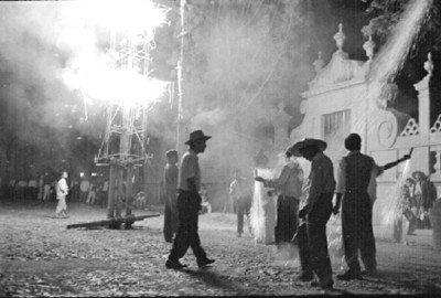 Gente prescencia la quema de un castillo