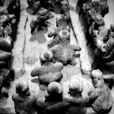 Piezas de piedra representando el juego de pelota