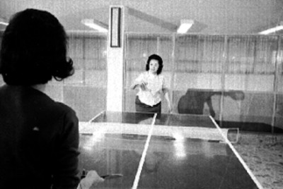 Mujeres juegan ping-pong