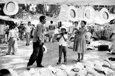 Eusebio Abasolo y familia compran sombreros en un tiaguis