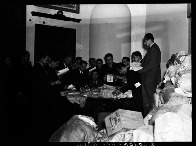 Alfonso Corona y funcionarios revisan al parecer documentos en un archivo