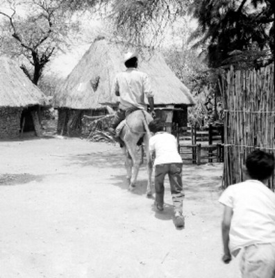 Eusebio Abasolo y familia caminan por una calle