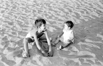Niños juegan en la arena de una playa