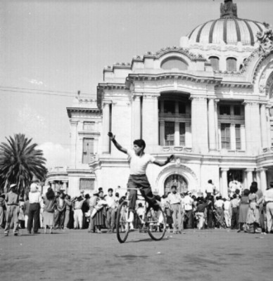 Ciclista da espectáculo frente a Bellas Artes