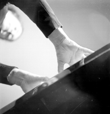 Manos tocan el piano