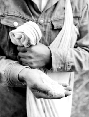 Manos de hombre muestran tierra