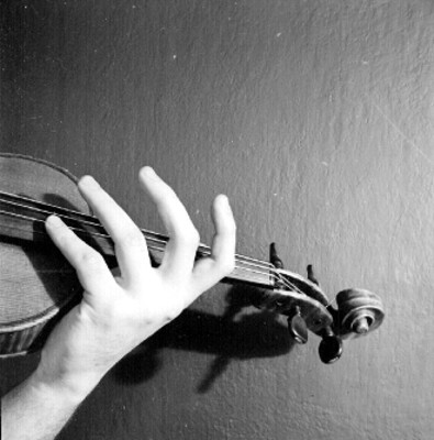 Mano de hombre muestran violín