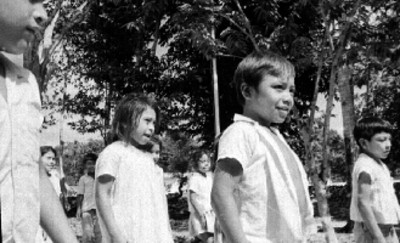 Niños mayas formados en el patio de una escuela