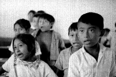 Niños mayas en un aula escolar