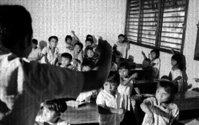 Niños mayas y mestro en un salón de clases