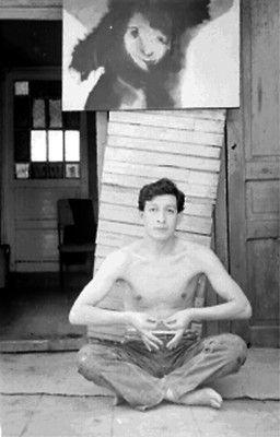 Francisco Corzas sentado cerca de una pintura