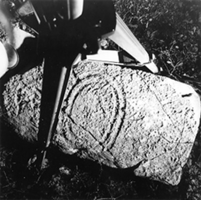 Fragmento de lápida con bajo relieve en el Rancho Ukum