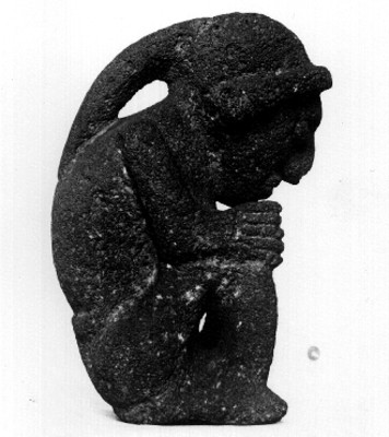 Escultura antropomorfa prehispánica, vista de perfil
