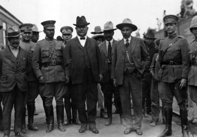Alvaro Obregón, Miguel V. Casasola, Otilio Gutierrez, Joaquín Amaro y militares, retrato de grupo