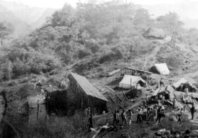 Obreros en casas rusticas, vista parcial