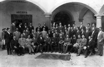 Venustiano Carranza, con un grupo de los constituyentes de 1917