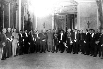 Alvaro Obregón y miembros del Cuerpo Diplomático de Carranza, retrato de grupo