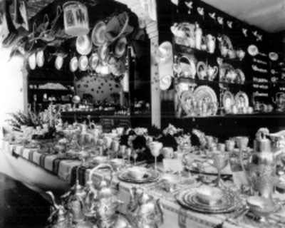 Vista de una tienda de artesanías de plata, palma y textiles