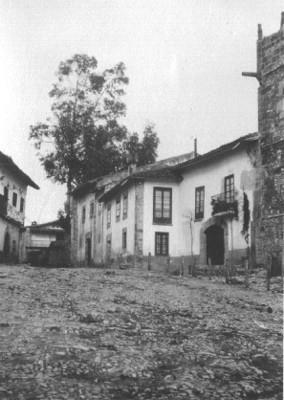 Calle empredrada y caserío, vista parcial