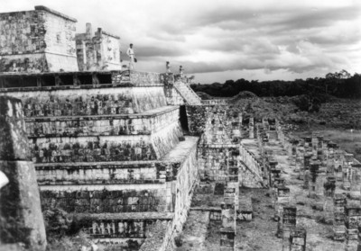 Vista parcial del Templo de los Guerreros, Chichén Itzá