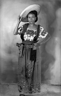 Mujer con vestido típico, retrato