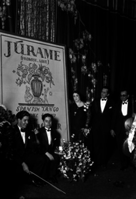 María Grever y personalidades durante un homenaje en su honor, retrato de grupo