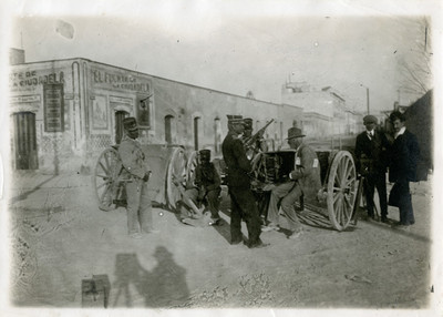 Federales descansan en la calle ancha