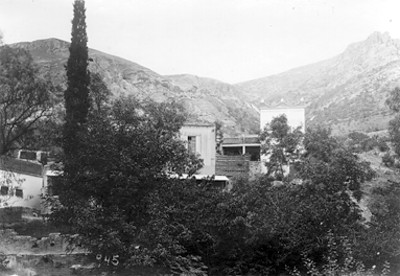 Vista de una casa dentro de una barranca