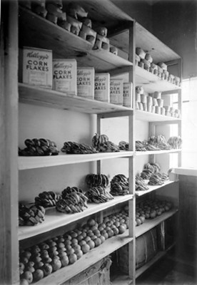 Frutas y legumbres en un anaquel