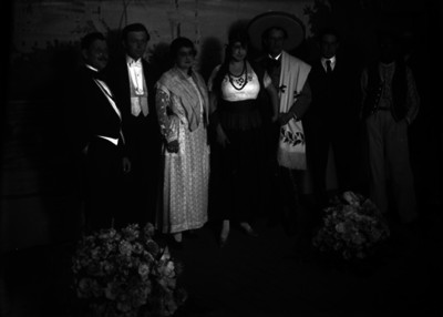 Pelipe Llera, cantante y compositor acompañado de artistas al parecer durante un espectaculo, retrato de grupo