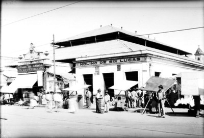 Gente afuera de los negocios del Mercado de San Lucas