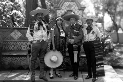 Hombres y una mujer con trajes folkloricos, retrato