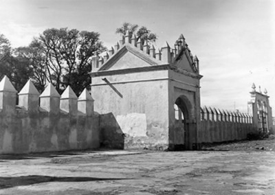 Vista parcial de una capilla posa