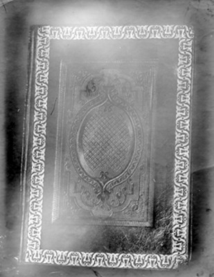 Encuadernación de un misal con figuras en repujado, detalle