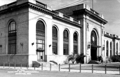 Estación de ferrocarril, fachada