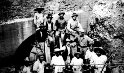 Grupo de obreros y albañiles trabajan en los túneles de la planta de Necaxa, retrato de grupo