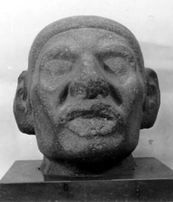 Cabeza antropomorfa de piedra, vista frontal