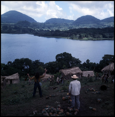 Actores corren durante escena de la película de "La Casa del Sur"