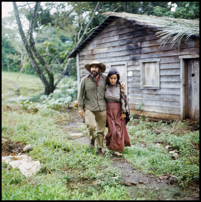 José Carlos Ruiz interpreta a "Tomás" acompañado de su esposa, escena de "La Casa del Sur"