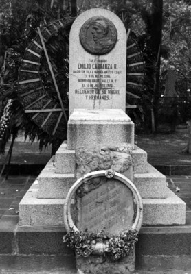 Monumento al Cap. Emilio Carranza en la Rotonda de los Hombres Ilustres del Panteón de Dolores