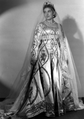 Maria Callas de pie y perfil tres cuartos