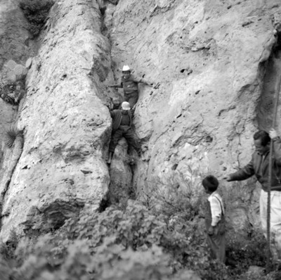 Hombres durante las exploraciones en Chalcatzingo