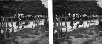 Hombres sentados en una banca del parque "Ciriaco Vázquez"