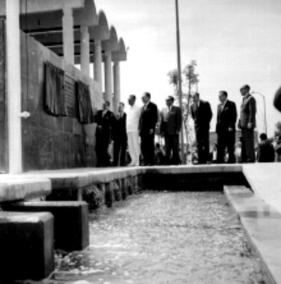 Adolfo López Mateos develando placa inaugural de la clínica del IMSS Unidad Revolución