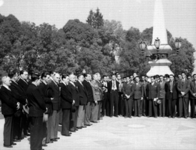 Diplomaticos y funcionarios en el monumento a la Independencia durante una ceremonia
